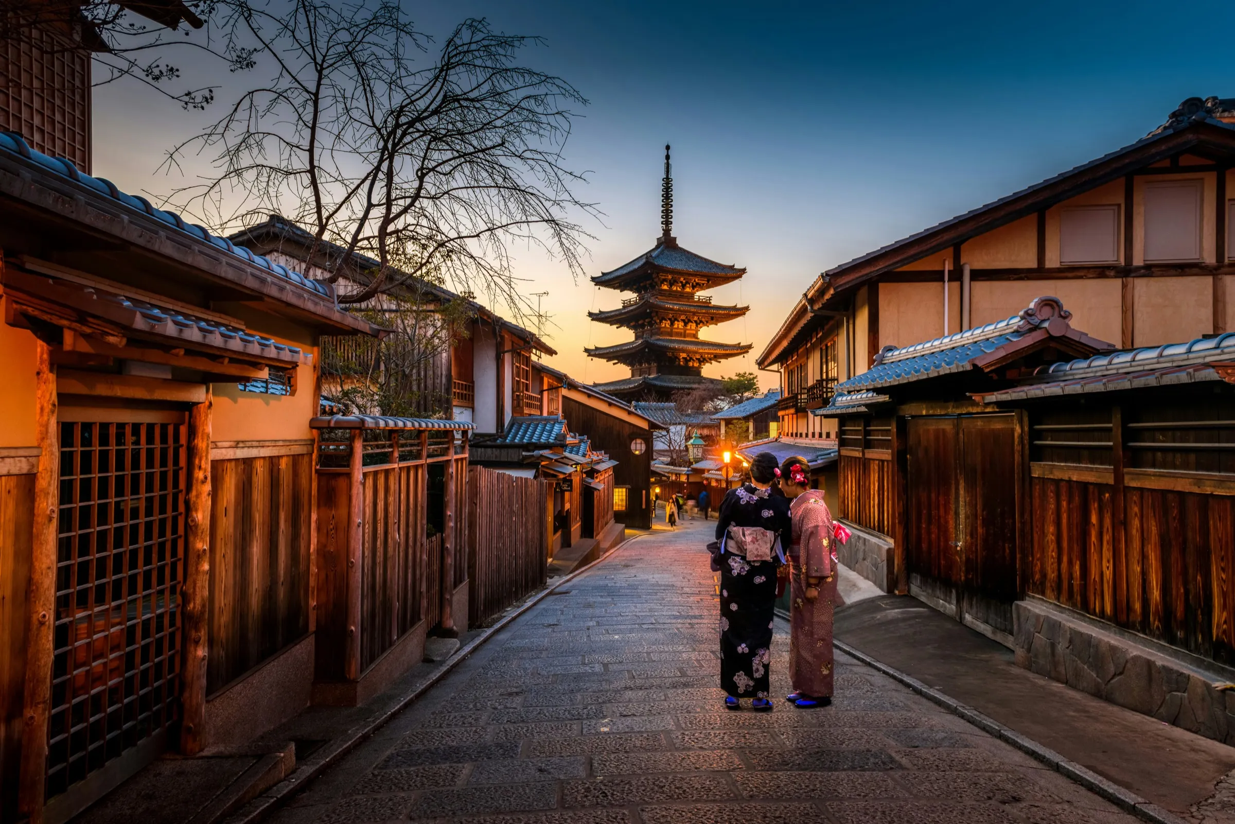 Pagoda mezi tradiční architekturou v Kjótu