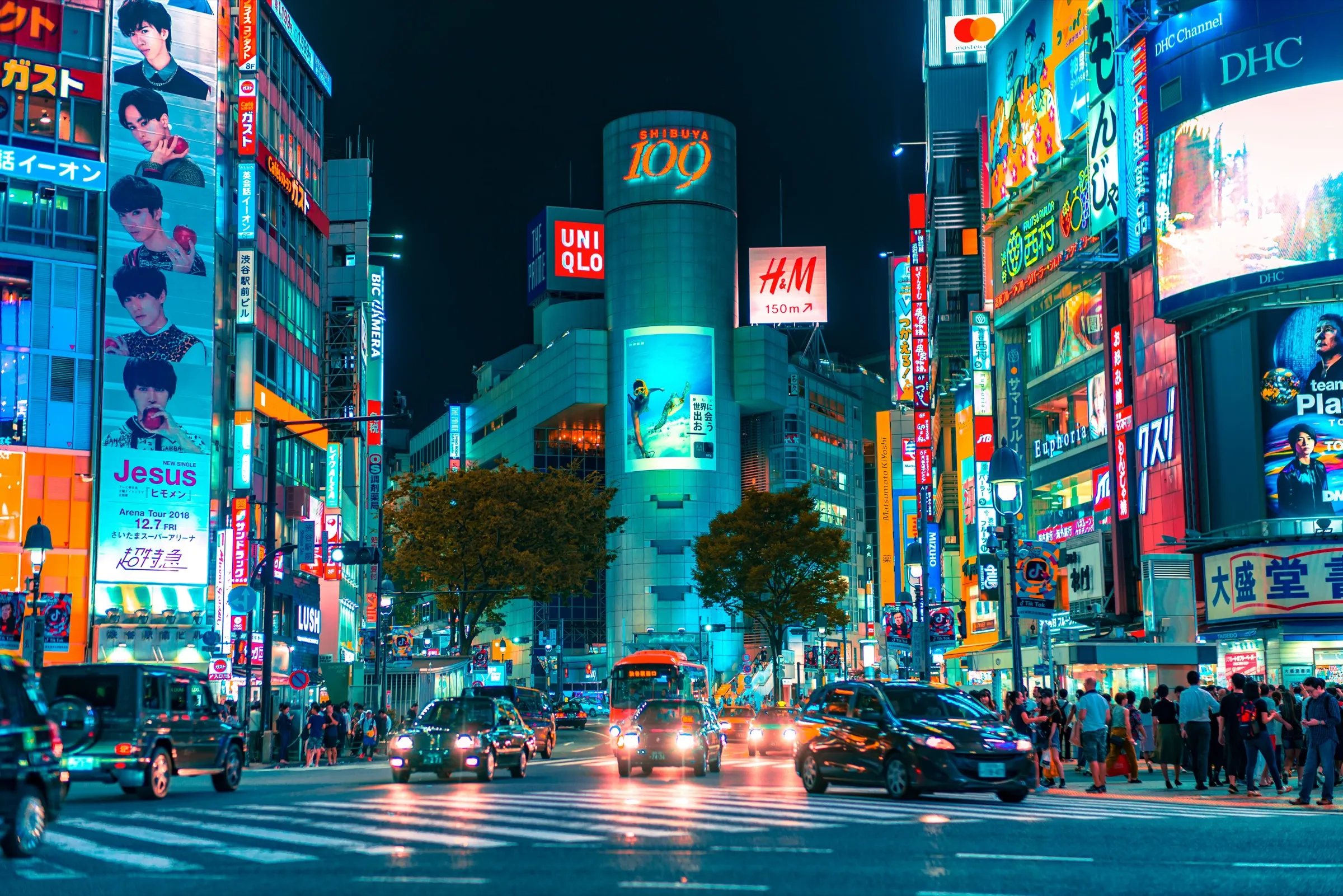 Rušná křižovatka Shibuya v Tokiu za soumraku